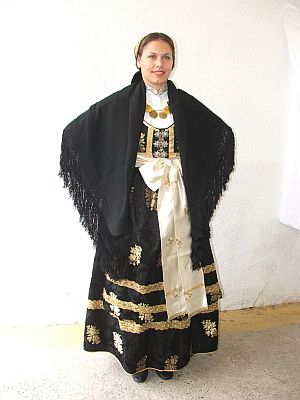 12 bunjevka u brokatnoj svili i rojtoskoj marami - 1