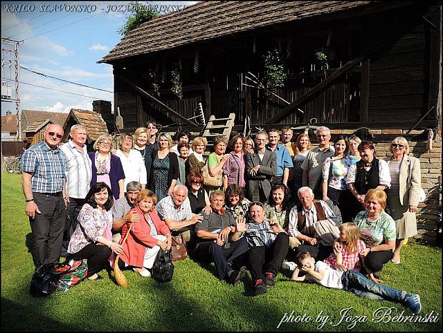 Lira naiva Gradiste u dvoristu Snaisinih kucara