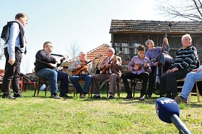 pisme bande ljudi
