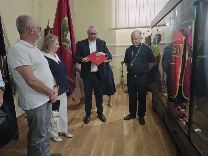 Otvorena riznica u župi Uzvišenja svetog križa u Rumi